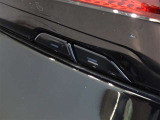 パワーバックドアを装備しています。開閉スイッチは車両側面両側に配置、後ずさりすることなく開閉できます。