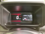 速度やシフト位置、時刻などの情報をコンパクトな画面に表示し、運転中も確認しやすい配置です。必要な情報をまとめて把握でき、日々の運転を支える見やすいメーターまわりです。