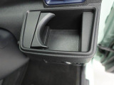 カップホルダーは運転席や助手席からちょうど手の届く位置です!!