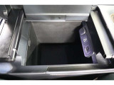 運転製からも助手席からも使いやすい両開きのセンターコンソールボックスを装備。ボックス内に様々な電気製品の電源供給ポートとして便利なアクセサリーソケットや給電用USB、HDMIが装備されています。