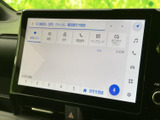 検索画面には名称や住所、ジャンル、電話番号などの項目が並び、目的地を探す際に便利です。お気に入りや履歴からも選べる構成で、画面を見ながら行き先の登録や検索ができます。