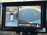 車両周辺の映像を画面で確認でき、駐車時や狭い場所での取り回しをサポートします。複数の視点を確認しながら周囲に注意を払える、日常の運転に便利な装備です。