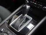 【オートブレーキホールド】停車中にブレーキペダルから足を放しても、ブレーキを自動的に制御して、車両の停車状態を保持する機能です。信号待ちなどの停車時に運転者の負担を軽減します。
