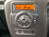 【オートエアコン】一度お好みの温度に設定すれば、車内の温度を検知し風量や温度を自動で調整。暑い&hellip;寒い&hellip;と何度もスイッチ操作をする必要はありません。快適な車内空間には必須の機能ですね♪