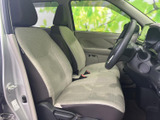 前席は明るい色合いのシートで、乗り込んだ際も車内をすっきりと感じられます。窓からの視界も広く、運転席と助手席それぞれで落ち着いて過ごせる空間です。