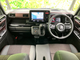 前席は視界が広く、運転席から前方や周囲を確認しやすい室内です。シートは落ち着いた色合いで、乗員それぞれがゆったり過ごせる印象に整っています。