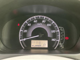 速度計を中心に必要な表示がまとまり、運転席から確認しやすい配置です。表示の位置関係も分かりやすく、走行中に視線を大きく移さず状況を把握しやすい設計です。