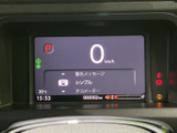 速度やシフト位置、燃料残量などの情報がまとまり、運転に必要な表示を確認しやすい構成です。警告表示や時刻、外気温も一画面に表示され、日常の状況把握に役立ちます。