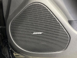 【BOSEサウンドシステム】メーカーオプションの高品位サウンドシステムを搭載。専用のチューニングが施された大小様々なスピーカーから良質なサウンドが奏でられ、臨場感あふれる音響空間を演出します。