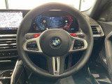 BMWのステアリングのリムは、一般的なものより少し太めにデザインされています。 これはタイヤやステアリングシャフトなどを介して伝わる路面からの入力を、しっかりと把握するためです。