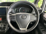 【純正革巻きステアリング】上質な革を使用することで、手にしっかり馴染みとても運転しやすいハンドルです♪