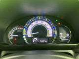 速度や燃料残量などを運転席から確認しやすいレイアウトです。表示がまとまっているため、走行中も必要な情報を視線移動を抑えて把握しやすく、日々の運転を支えます。