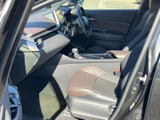 座席まわりにゆとりがあり、乗り込んだ際も足元を広く使える運転席空間です。シートの落ち着いた配色が室内になじみ、前方の視界も確保しやすい配置となっています。