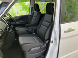 前席は身体を預けやすい形状で、運転席まわりまで見渡しやすい配置です。落ち着いた色合いのシートと広がりのある窓が、日常の移動を心地よく支えます。