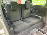 後席は左右に座席が並び、それぞれにヘッドレストを備えた見通しのよい空間です。窓から外の様子を確認しやすく、落ち着いた色合いのシートで同乗者もくつろいで過ごせます。