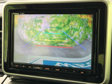 周囲の様子を映すモニター画面に、車両後方の映像と目安となるガイド線が表示されます。駐車時に後方との距離感を確認する助けとなり、車庫入れや狭い場所での取り回しをサポートします。