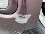 フロントバンパーにご覧のようなキズがございますので、現車でのご確認を宜しくお願いいたします。