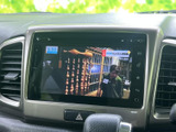 テレビ画面を備えており、停車中に番組を視聴して過ごせます。お出かけ先での待ち時間などにも活用でき、車内で過ごすひとときに便利な装備です。