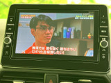 停車中にテレビ番組を視聴でき、待ち時間などの過ごし方に便利な装備です。画面には番組映像と字幕が表示され、車内でテレビを楽しみたい方にうれしい機能です。