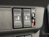 【リア両側パワースライドドア】リモコンなどで自動開閉。Hondaスマートキーを携帯していれば、軽い力で解錠とドアオープンが行えます。半ドア状態まで閉めると、自動的に全閉する機能付き。