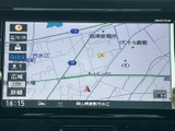 地図画面には現在地や周辺道路が表示され、目的地までの道順を確認する際に便利です。画面内の項目も見分けやすく、必要な情報を把握しやすい構成。お出かけ先の確認をサポートしてくれます。