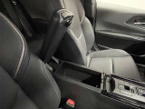 小物や身の回り品を収納できるセンターコンソール。車内をすっきり整頓できる、便利な収納スペースです。