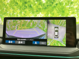 後方の映像に加えて車両周囲を確認できる表示があり、駐車時の安全確認をサポートします。画面内のガイドラインも目安にしながら、周囲の状況を見て落ち着いて駐車していただけます。
