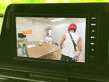 テレビ番組を画面に表示でき、停車中の待ち時間に映像を楽しめます。画面横のボタンから操作でき、休憩時など車内で過ごすひとときにも活用いただける装備です。