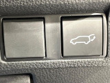 【パワーバックドア】スマートキーや運転席のボタンを押すだけでリアゲートが自動で開閉します!荷物を持っている時や、高い位置にあるバックドアを閉める際に便利な機能です♪