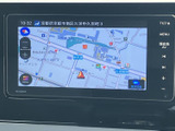 地図上に現在地や周辺の道路が表示され、目的地までのルート確認に役立ちます。画面を見ながら行き先を把握しやすく、慣れない場所へのお出かけでも頼りになる装備です。