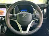 手元にはオーディオなどのスイッチが配され、運転姿勢を保ちながら必要な操作を行いやすい構成です。表示が手元にまとまり、日常の運転で使う機能を確認しやすくなっています。