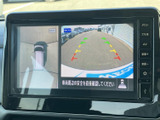 車両周辺の映像と進路の目安が画面に表示され、駐車時や狭い場所での確認をサポートします。周囲の状況を画面で把握しながら、落ち着いて車庫入れや切り返しを行えます。