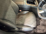 メルセデスのシートは、少し硬めに出来ておりますので、長時間の運転でも疲れにくく、安全にドライビングをお楽しみ頂けます