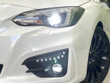 【LEDヘッドライト】悪天候や夜間走行時も良好な視界を確保し安心して運転できる高輝度LEDヘッドライトを装備!点灯速度が早く、消費電力も抑えられています。