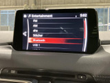FM・AMをはじめ、BluetoothやUSBなど複数の音源を選べる画面です。使いたい項目が一覧で見やすく、普段聴き慣れた音楽やラジオを車内で楽しめます。