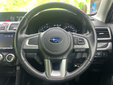 手元に各種スイッチを備え、運転姿勢を保ちながら必要な操作に手が届きやすい仕様です。メーターの視認性にも配慮された配置で、毎日の運転を快適にサポートしてくれます。