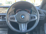 ステアリング上に複数のスイッチが配置され、手元で車両の各種機能にアクセスしやすい仕様です。運転姿勢を保ちながら操作でき、日々のドライブを便利にサポートします。