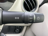 レバー上の表示が見やすく、必要な操作を確認しやすい配置です。運転姿勢のまま手を伸ばしやすい位置にあり、日常の運転時にも扱いやすさが感じられます。