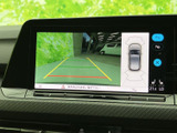 後方の映像に加え、車両の周囲を上から見た表示も確認できます。ガイド線が駐車時の目安となり、狭い場所での後退や周囲の確認をサポートしてくれる装備です。