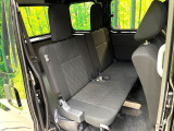 後部座席も気になるようなキズ・汚れやへたり等、大きなダメージはなく、良好な状態です。