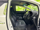 運転席と助手席は、前方を見渡しやすい開放的な空間です。落ち着いた色合いのシートと、足元まで広がる室内が、乗り込む方にもゆったりとした印象を与えます。