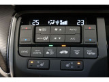 運転席と助手席の温度設定の変更が可能な左右独立タイプのデュアルエアコンです♪♪♪暑がりな人・寒がりな人も誰もが車内を快適にお過ごしいただけます♪♪♪