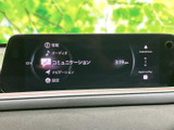 オーディオやナビゲーションなどの項目が画面にまとまり、必要なメニューを確認しやすい構成です。スマートフォン連携の表示もあり、日々の移動を便利にサポートします。