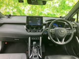 運転席から手の届きやすい位置に画面が配置され、車両周辺の情報を確認しやすいレイアウトです。視線の移動を抑えながら画面を確認でき、後退時の安全確認を意識した運転に役立ちます。