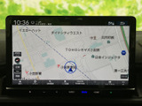 地図上に現在地や周辺の道路、施設名が表示され、目的地までのルート確認に役立ちます。画面下部には検索などのメニューも並び、必要な案内を選びやすい構成です。日常のお出かけ先を探す際にも活用できます。