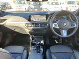 運転席まわりは表示や操作部が視界にまとまり、前方を見ながら確認しやすい配置です。シートに腰掛けた際の見通しもすっきりしており、毎日の移動を落ち着いて始められます。