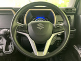 手元に複数のスイッチがまとまり、運転姿勢を大きく変えずに各種機能へアクセスしやすい配置です。メーターとの位置関係も自然で、日々の運転をサポートする使いやすさが魅力です。