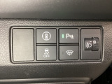 ハンドルの右側にはヘットライトリベライザーとHondaセンシング用のメインスイッチがついています。ヘッドライトリベライザーは道路状況や積荷の加重に応じてライトの高さを調節できます。