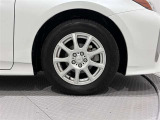 タイヤサイズは(195/65R15)で社外アルミホイールです。