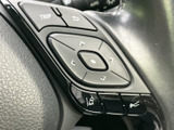 ステアリングに配置された方向キーやトリップ、音声関連のスイッチで、手元から各種項目を選べます。表示を見ながら使えるボタンがまとまり、運転中も視線移動を抑えやすい配置です。